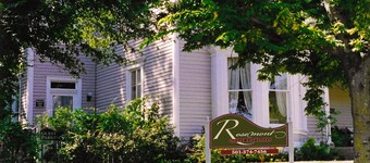 Private Garden, Jacuzzi Tub, Fireplace, In-Cottage Breakfast & Walking Distance to SoMa Are Just the Beginning!