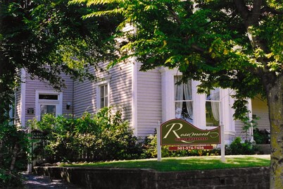 Private Garden, Jacuzzi Tub, Fireplace, In-Cottage Breakfast & Walking Distance to SoMa Are Just the Beginning!