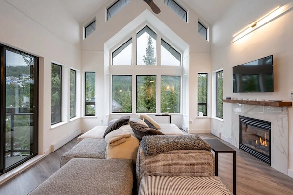 Smart TV, fireplace, Netflix, streaming services