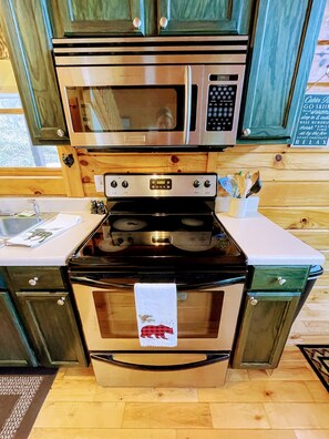 Refrigerador, microondas, horno y parrilla de estufa