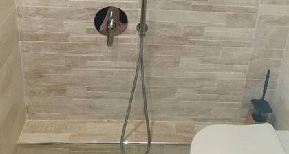 2-bed - Sleeps 4 - With Parking