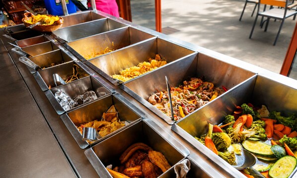 A buffet with multiple food stations including rice, stir-fried meat, and vegetables. - Hotel Boutique Finca de la Niebla Coatepec (Tlalnelhuayocan)