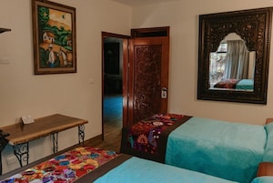 Escritorio y ropa de cama 