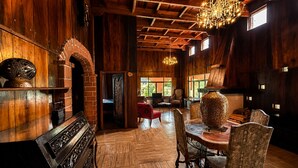 House | Desk, bed sheets - Hotel Boutique Finca de la Niebla Coatepec (Tlalnelhuayocan)