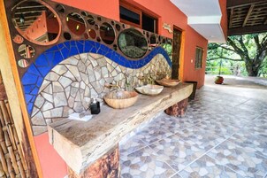 Chuveiro, toalhas de banho