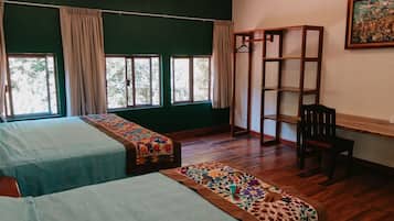 Quarto triplo básico, várias camas | Escrivaninha, roupa de cama