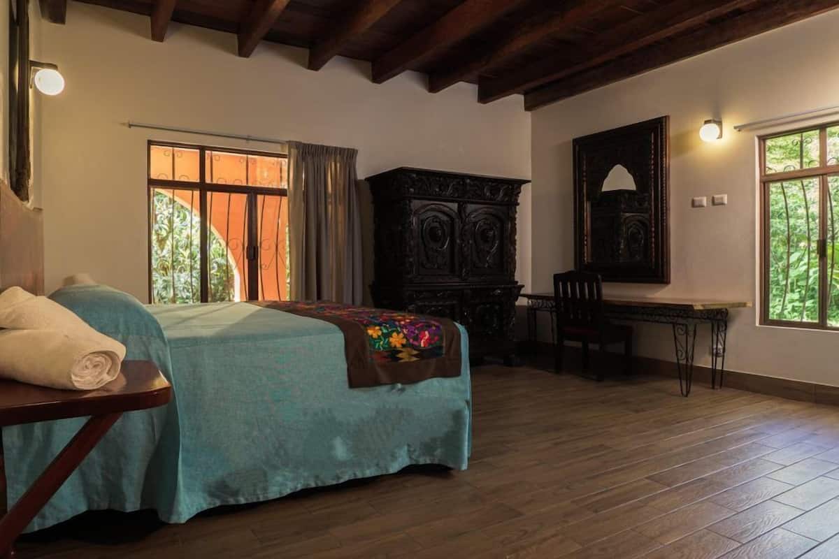 Quarto família | Escrivaninha, roupa de cama