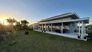 Uma casa moderna com área de varanda coberta.