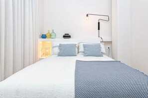 1 habitación, tabla de planchar con plancha y cuna de viaje 