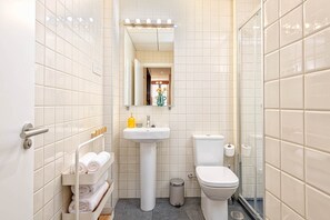 Bruser, hårtørrer, håndklæder, Toiletpapir