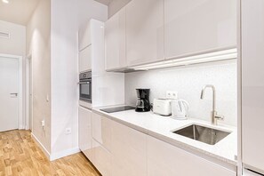 Frigorífico, microondas, horno y placa de cocina