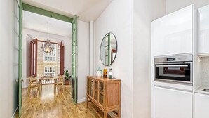 Eine moderne Küche mit Einbauofen und einer Holzausstattung mit Glastüren.