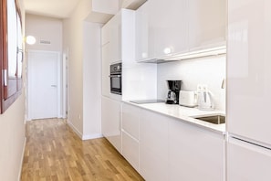 Refrigerador, microondas, horno, placa de cocina
