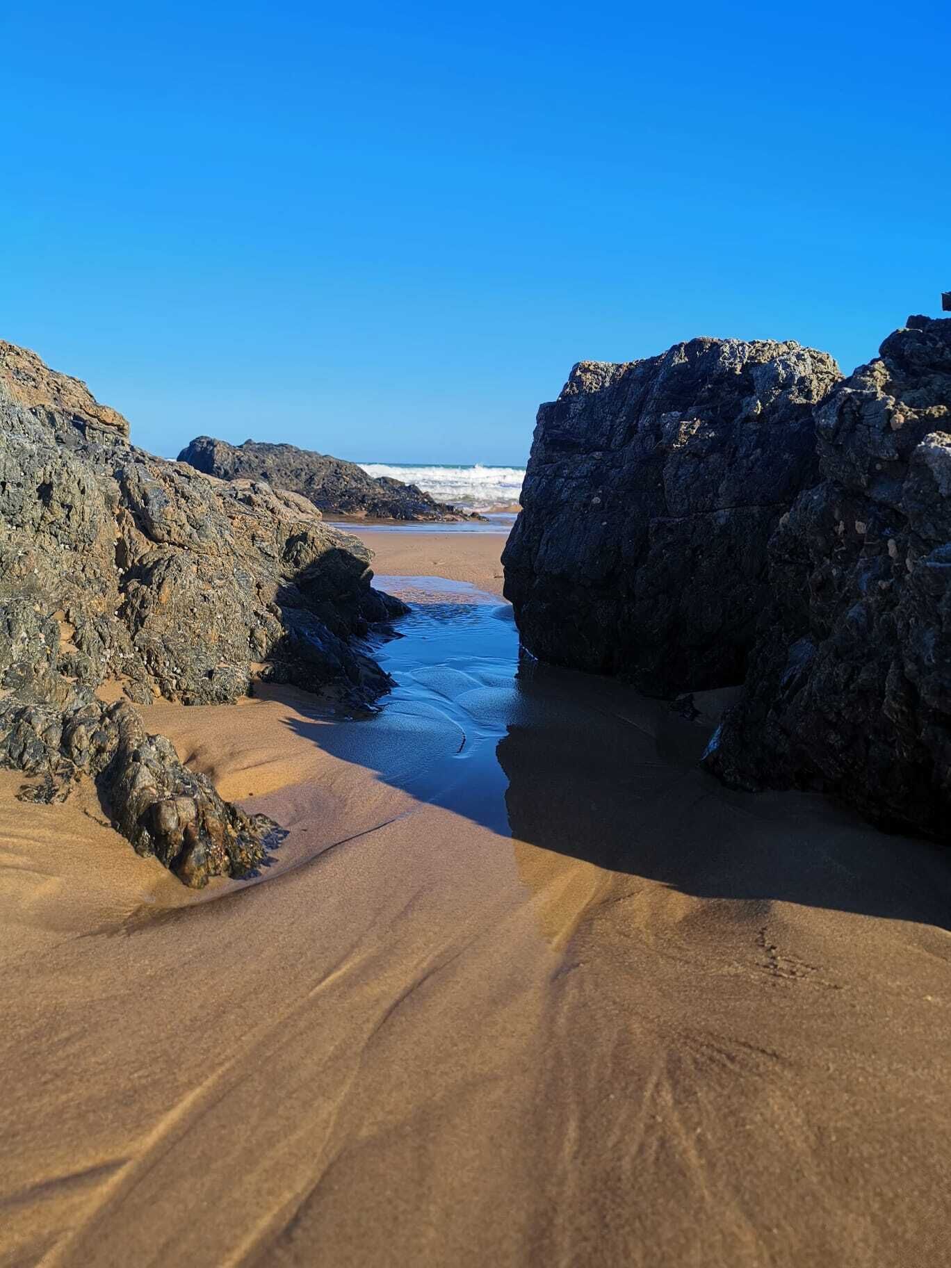 Una playa cerca, sillas reclinables de playa