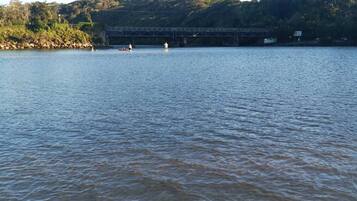 Plage à proximité, chaises longues