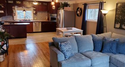 Charming rental within walking distance to public boat launch on Sage Lake!