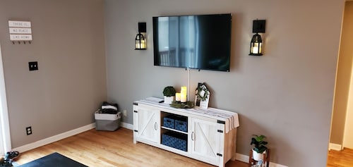 Charming rental within walking distance to public boat launch on Sage Lake!