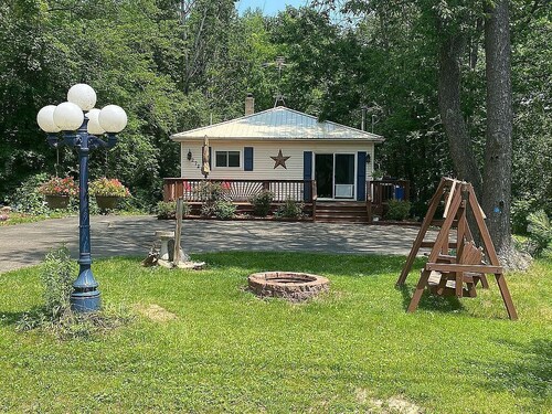 Charming rental within walking distance to public boat launch on Sage Lake!