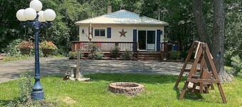 Charming rental within walking distance to public boat launch on Sage Lake!