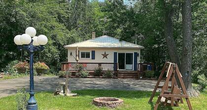 Charming rental within walking distance to public boat launch on Sage Lake!