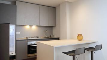 Kühlschrank, Ofen, Herdplatte, Wasserkocher mit Kaffee-/Teezubehör