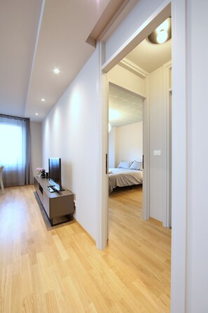1 habitación, escritorio, tabla de planchar con plancha y cuna de viaje