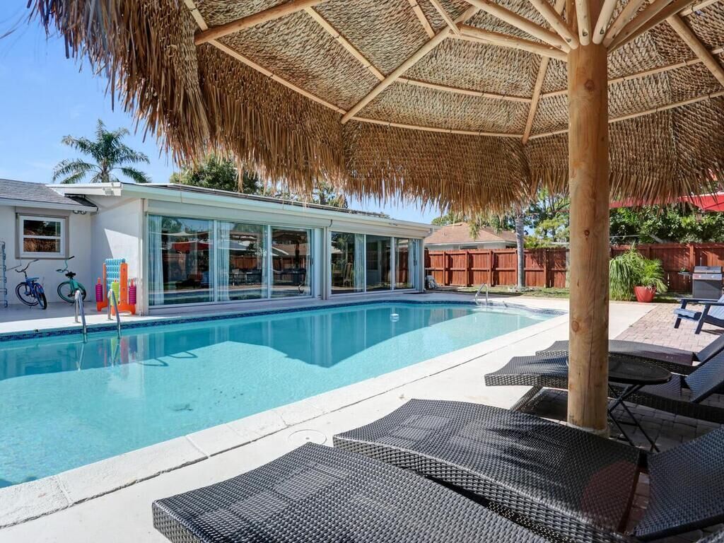 Una piscina al aire libre, una piscina climatizada