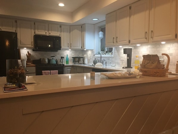 Comedor y isla de cocina