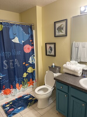 Bañera con ducha, secador de pelo, toallas, papel higiénico