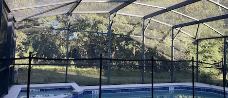 Utomhuspool och uppvärmd pool