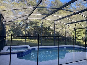 Una piscina al aire libre, una piscina climatizada