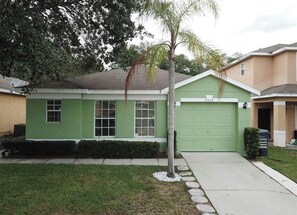 Exterior - Charming 4br home in residential neighborhood! (Davenport)