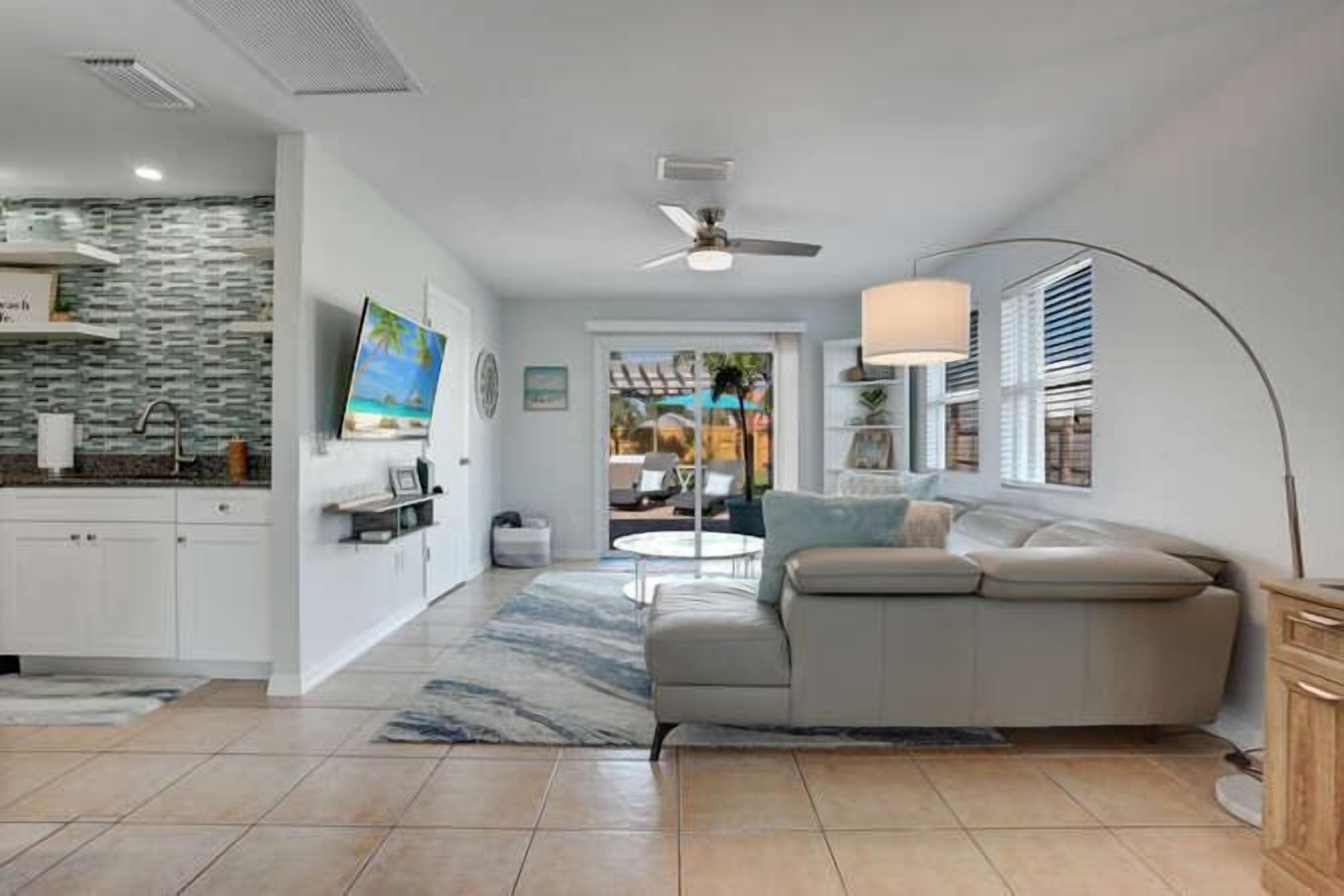 Smart TV, oficina, monitor de computadora y impresora 