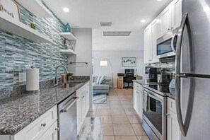 ثلاجة، ميكروويف، فرن، موقد طهي مسطح