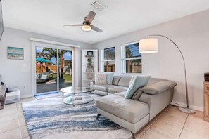 تلفزيون ذكي، مكتب، شاشة كمبيوتر، طابعة