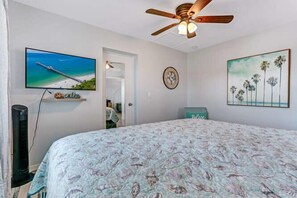 1 habitación, escritorio, tabla de planchar con plancha y cuna de viaje 