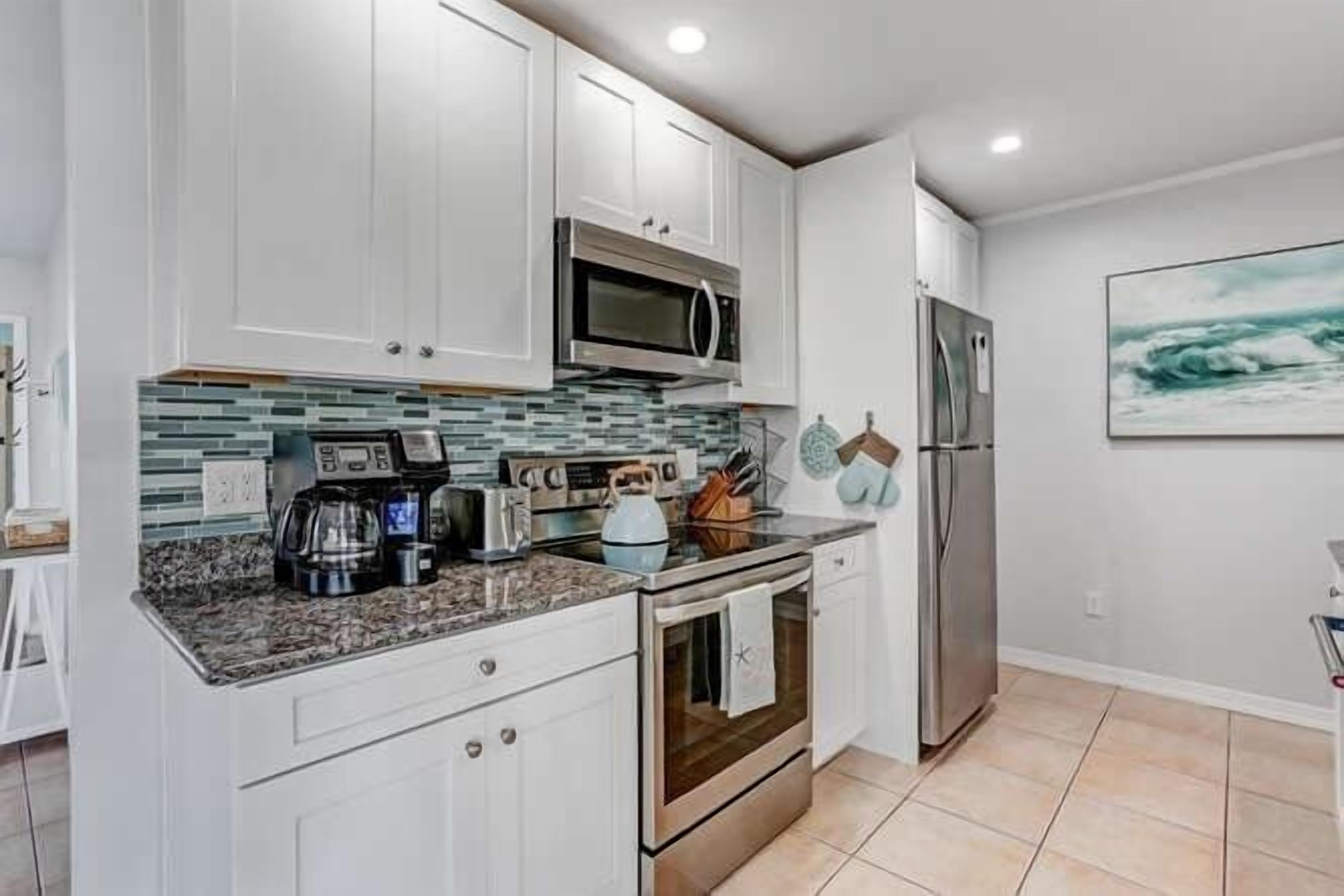 Refrigerador, microondas, horno y parrilla de estufa 