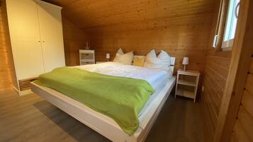 2 habitaciones, tabla de planchar con plancha y cuna de viaje
