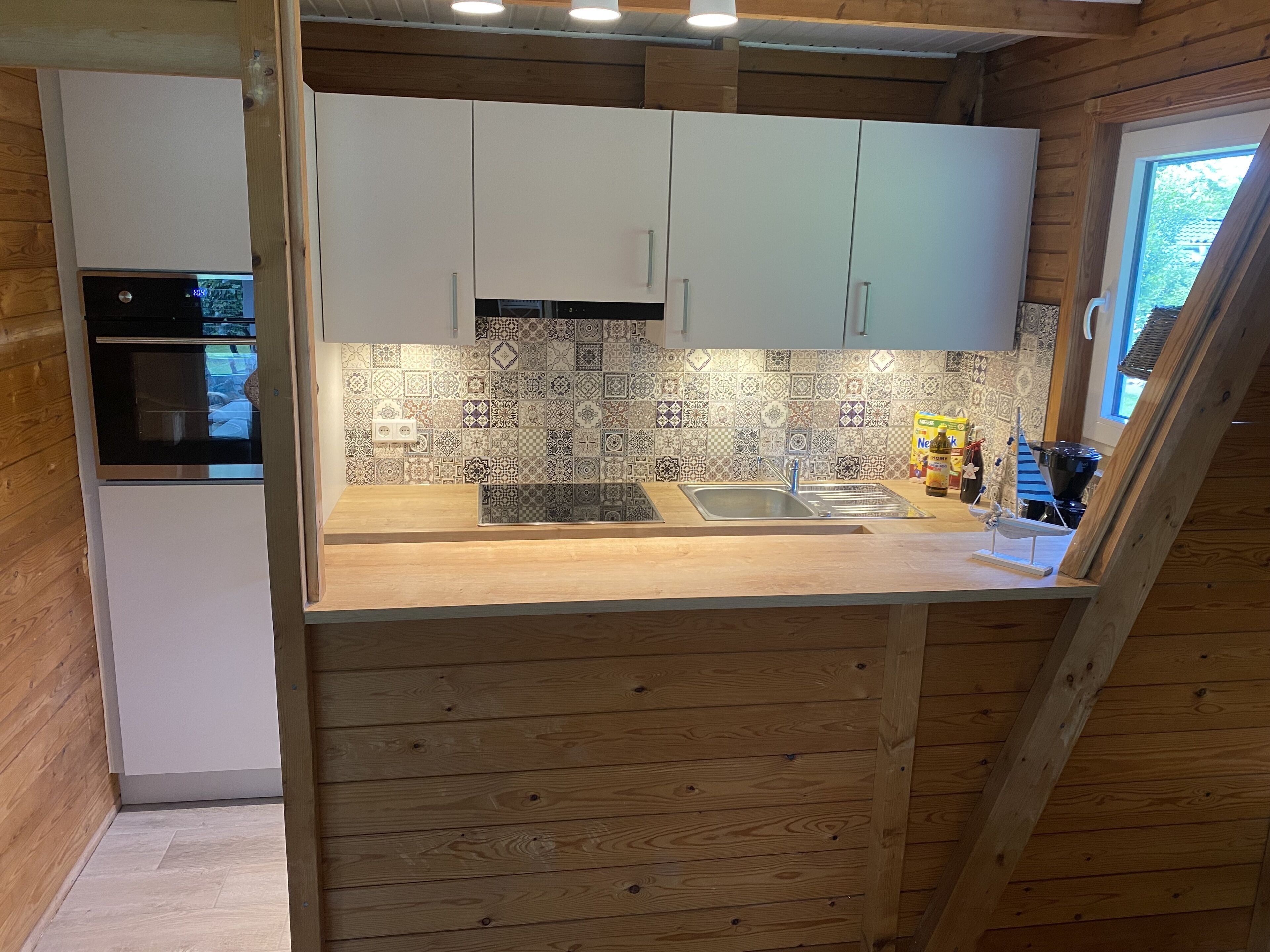 Jääkaappi, uuni, liesi, astianpesukone