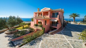A pink villa with a stone terrace and a view of the sea. - Sunset Mansion (Argostoli)