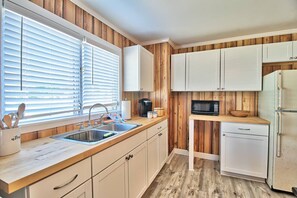 Kjøleskap, mikrobølgeovn, ovn og kokeplater