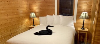 4-Bedroom Lakefront Cabin with Gas Fireplace in Nisswa, MN- Minutes from Gull Lk