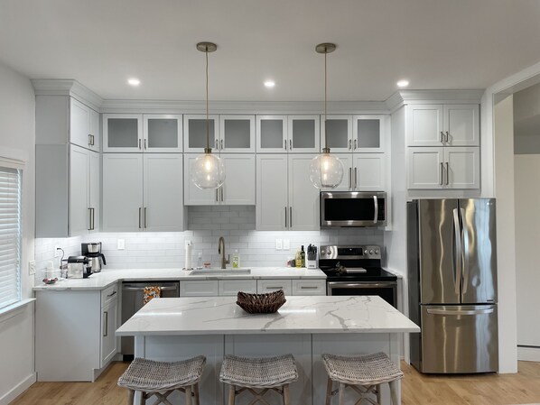 Microondas, lavavajillas, cafetera y tetera y utensilios de cocina 