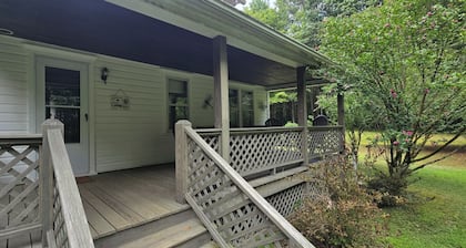 Cozy, private 3 BR get-away near Clarion. Long term stays welcome. Pet-Friendly!
