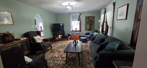 TV, DVD player, books - Cozy, private 3 BR get-away near Clarion. Long term stays welcome. Pet-Friendly! (Lucinda)