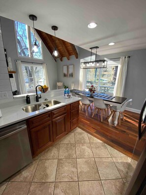 Fridge, microwave, oven, stovetop - Luxury 4BR Home 1 Min from ❤️ Bryson city and 🚂GSMR (Bryson City)