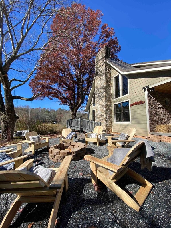 Terrace/patio - Luxury 4BR Home 1 Min from ❤️ Bryson city and 🚂GSMR (Bryson City)