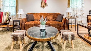 Smart TV, fireplace, stereo