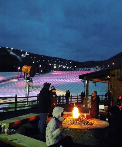 The Nook - lodge cabin with hot tub at Shawnee Mtn