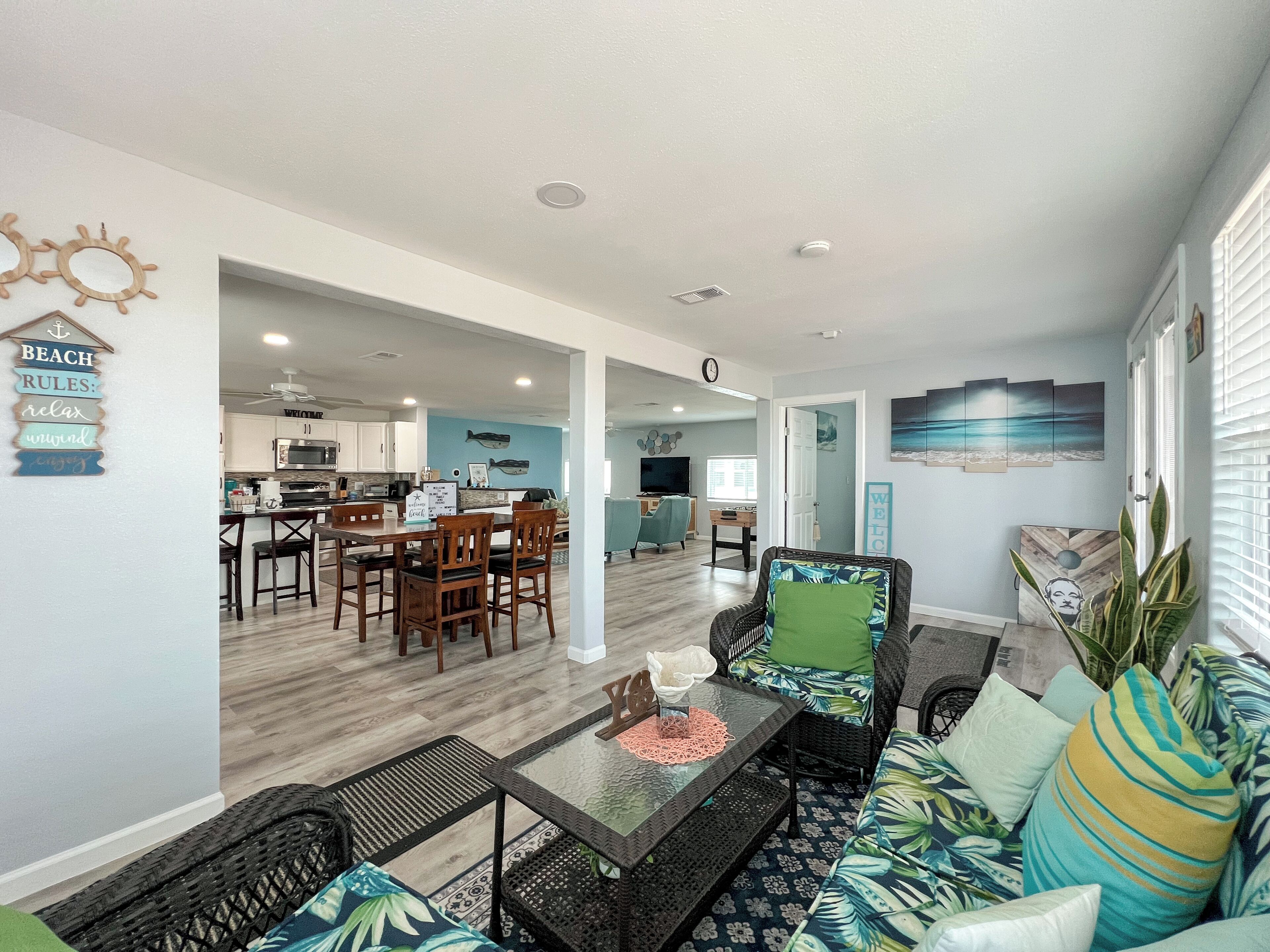 Smart TV, reproductor de DVD, futbolito y tenis de mesa 